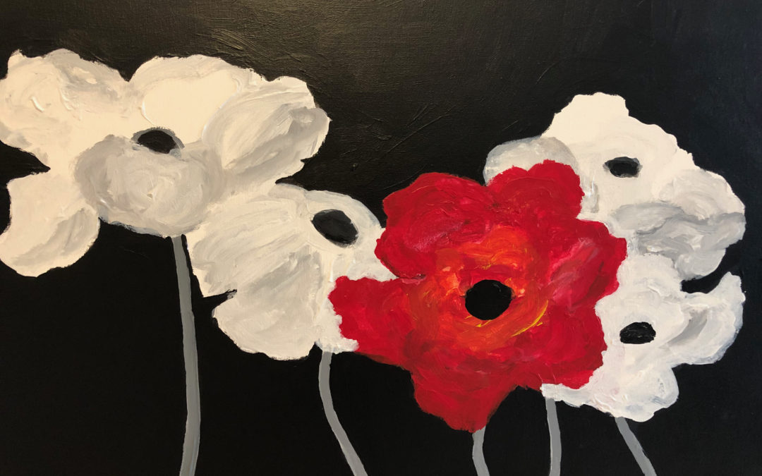 Vier weiße und eine rote Mohnblüte